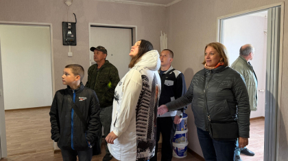 Многодетная семья погорельцев из Вологодской области получила новое жилье при содействии сенатора 