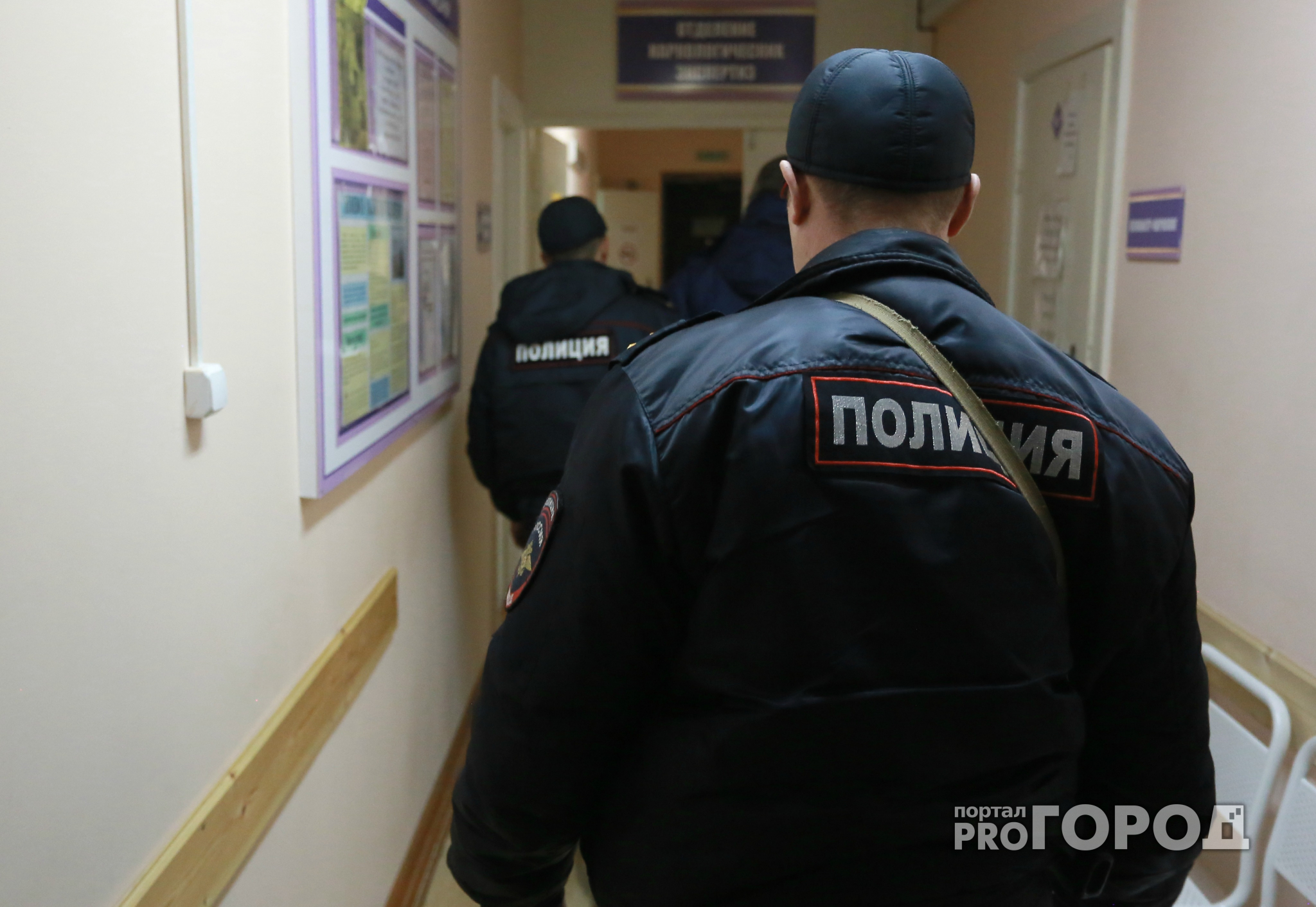 Воспитанник детдома ранил ножом двоих полицейских в Вологодской области