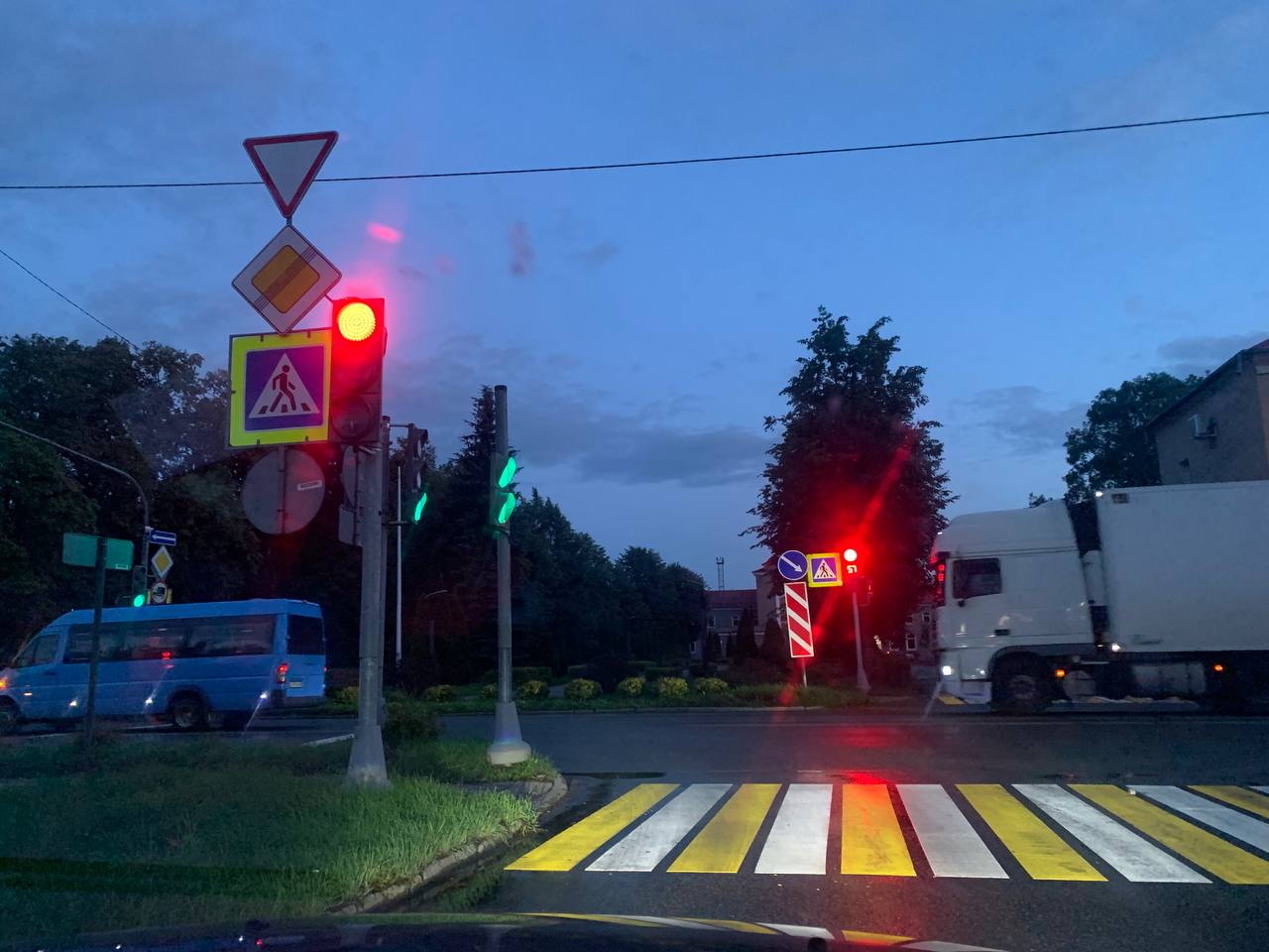 Что делать, если вы уже пересекли стоп-линию и загорелся красный сигнал светофора: точный ответ