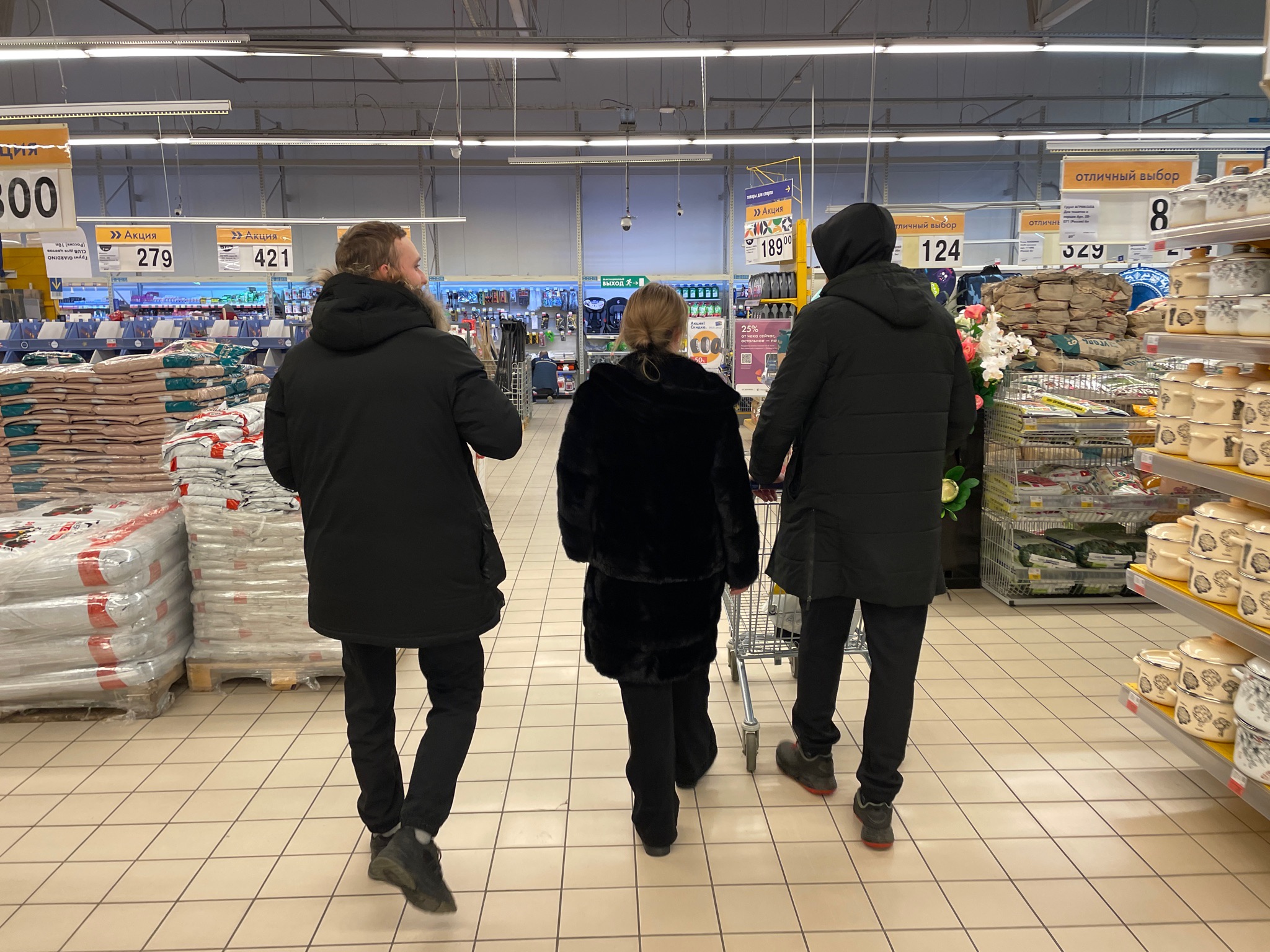 Дочь, технолог пищевой промышленности, показала, чем именно отличаются консервы из "Светофора" от таких же в дорогих супермаркетах